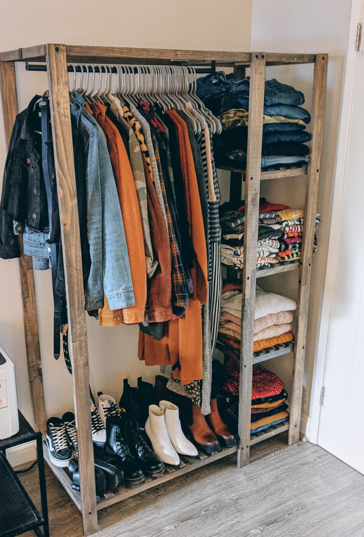 A MINIMALIST CLOSET